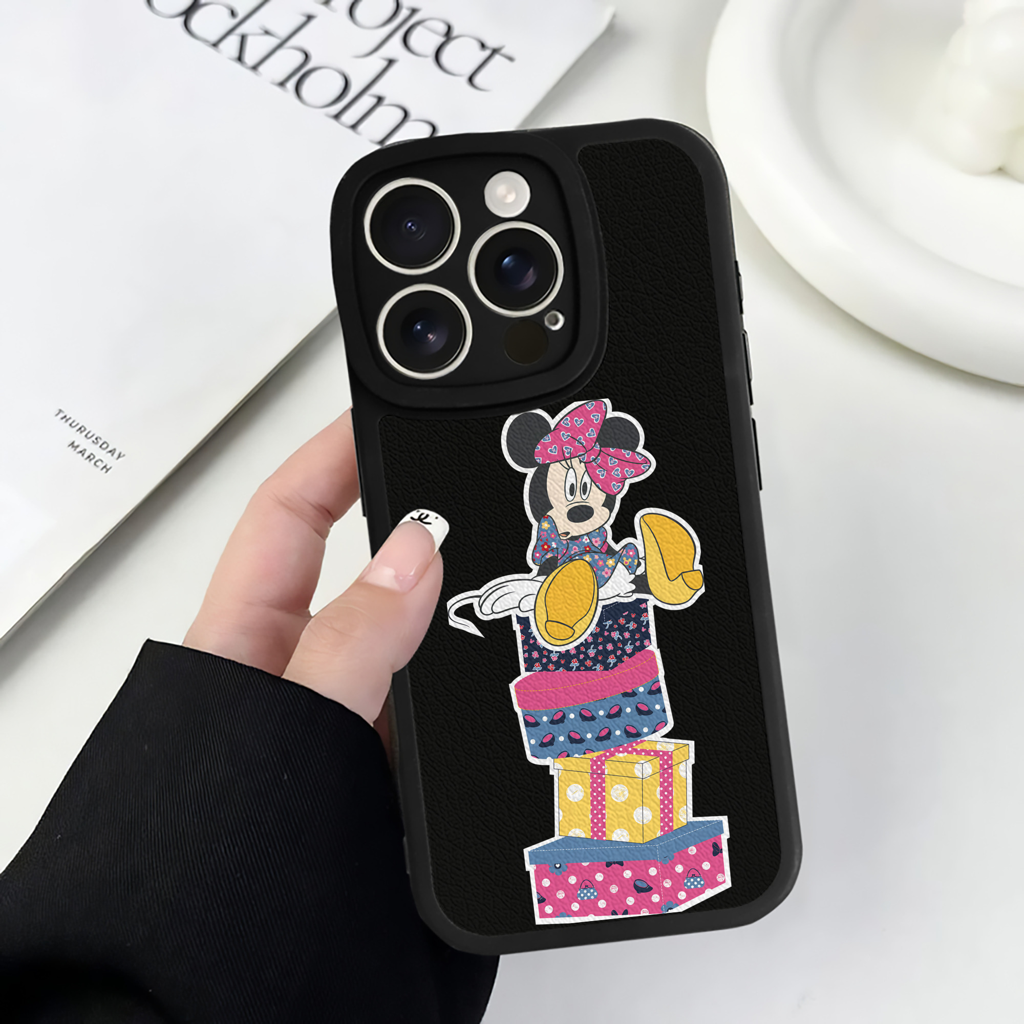 （画像用） ミッキーマウス Mickey Mouse 【iPhone 16シリーズ対応】シリコンスマホケース（レザー調） 材質：シリコン